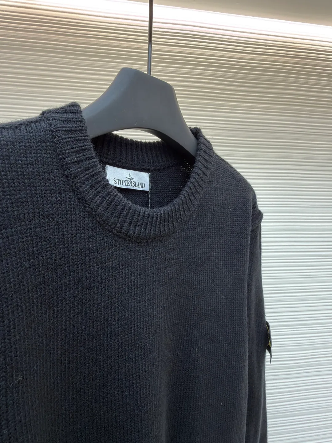 P420 Stonelsland Stone Island arm embroidered logo sweater ●Original version: 3690 purchase and development ●Item number: 1681950-A75 ●Fabric: wool blended fabric ●Technology: knitted ●Color: black ●Version: fitted version ●Weight: about 550 grams ●Size: S-M-L-XL ●Description: Made of 30% wool, 50% cotton, 20% spandex. The arm embroidery logo is made of double-layer soft leather, with embroidery logo technology on the surface and embellishment with the brand logo. Comes with laser engraved metal buttons. Garment washing-fixing color-fixing pattern-removing wool impurities. This style is woven with a 7-needle imported machine, with knitted threads on the neck and hem, and embroidered logos on the arms to present the brand vision. The overall wiring is straight and delicate, the fabric is comfortable and soft, and the color is consistent without color difference. It can be matched with the same style to create a fashionable look and control various occasions. Customized accessories, complete with three standards, same style for men and women!